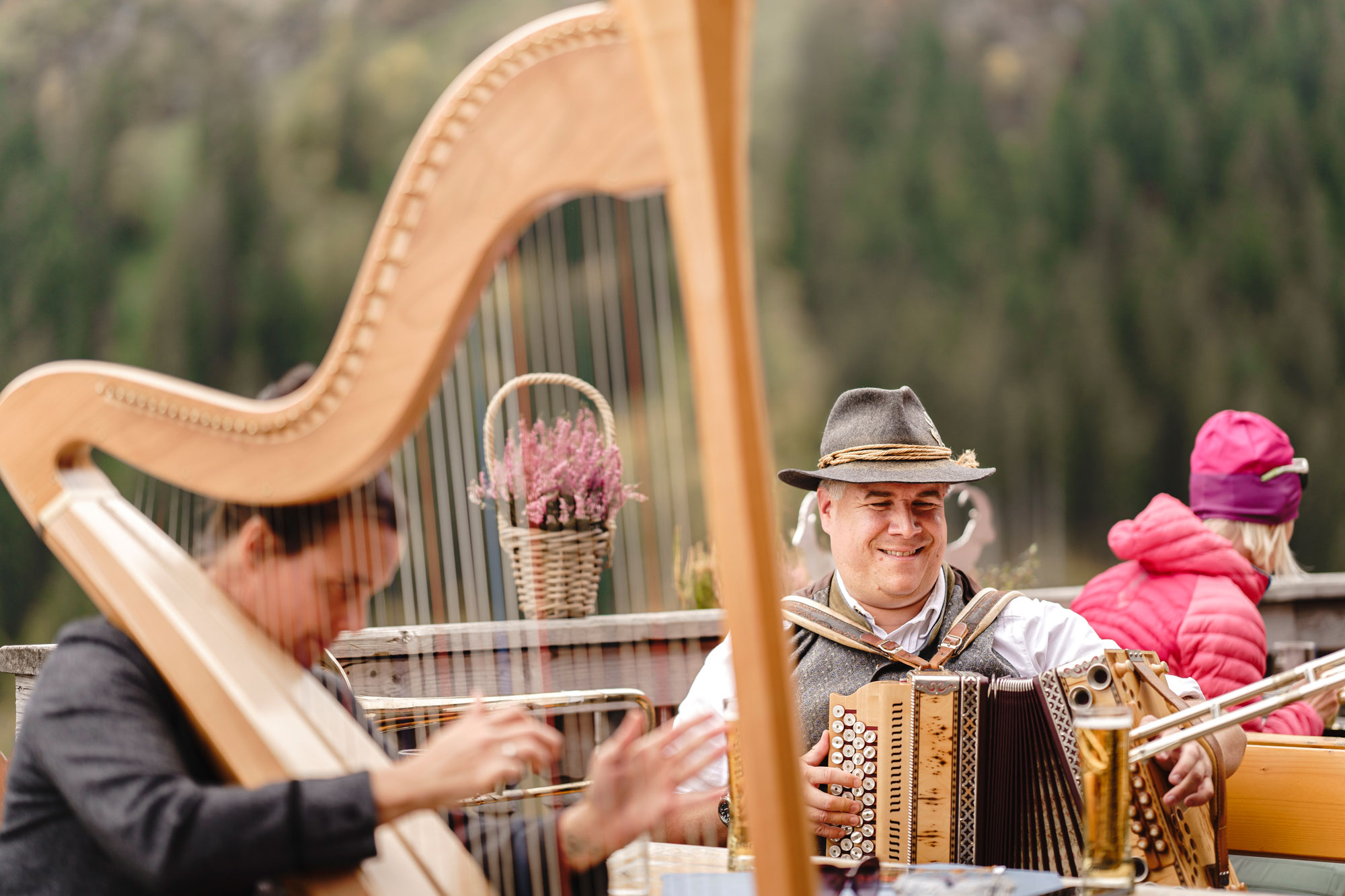 MusikerInnen geben ein Konzert auf der Hütte